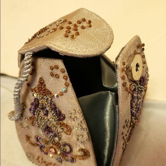 Gold embroidered clutch - Picture 2 of 4